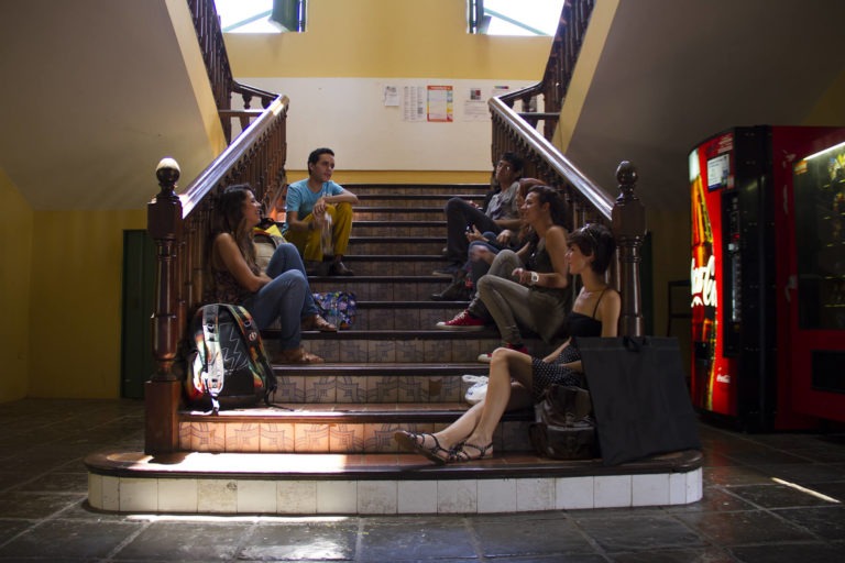 Grupo de estudiantes en las escaleras del El Manicomio.